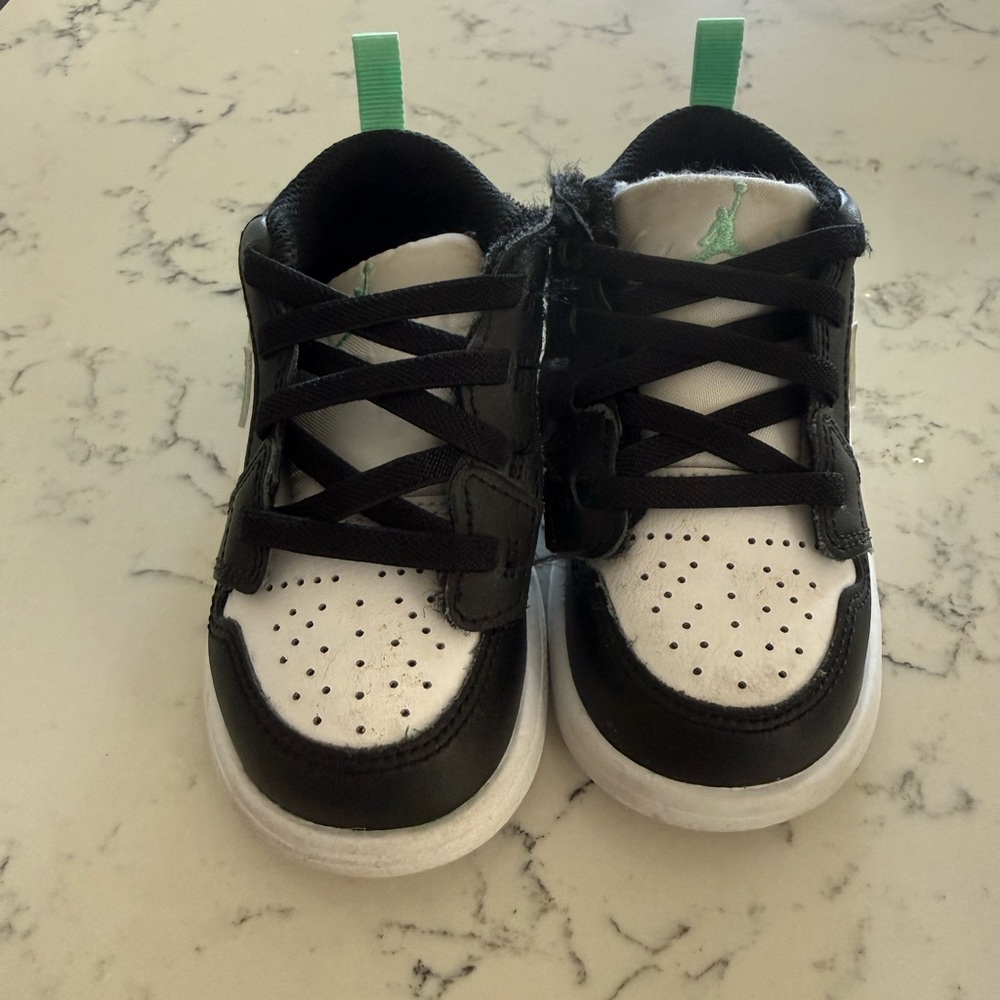 Nike Kids Black and White Sneakers with Green Accent